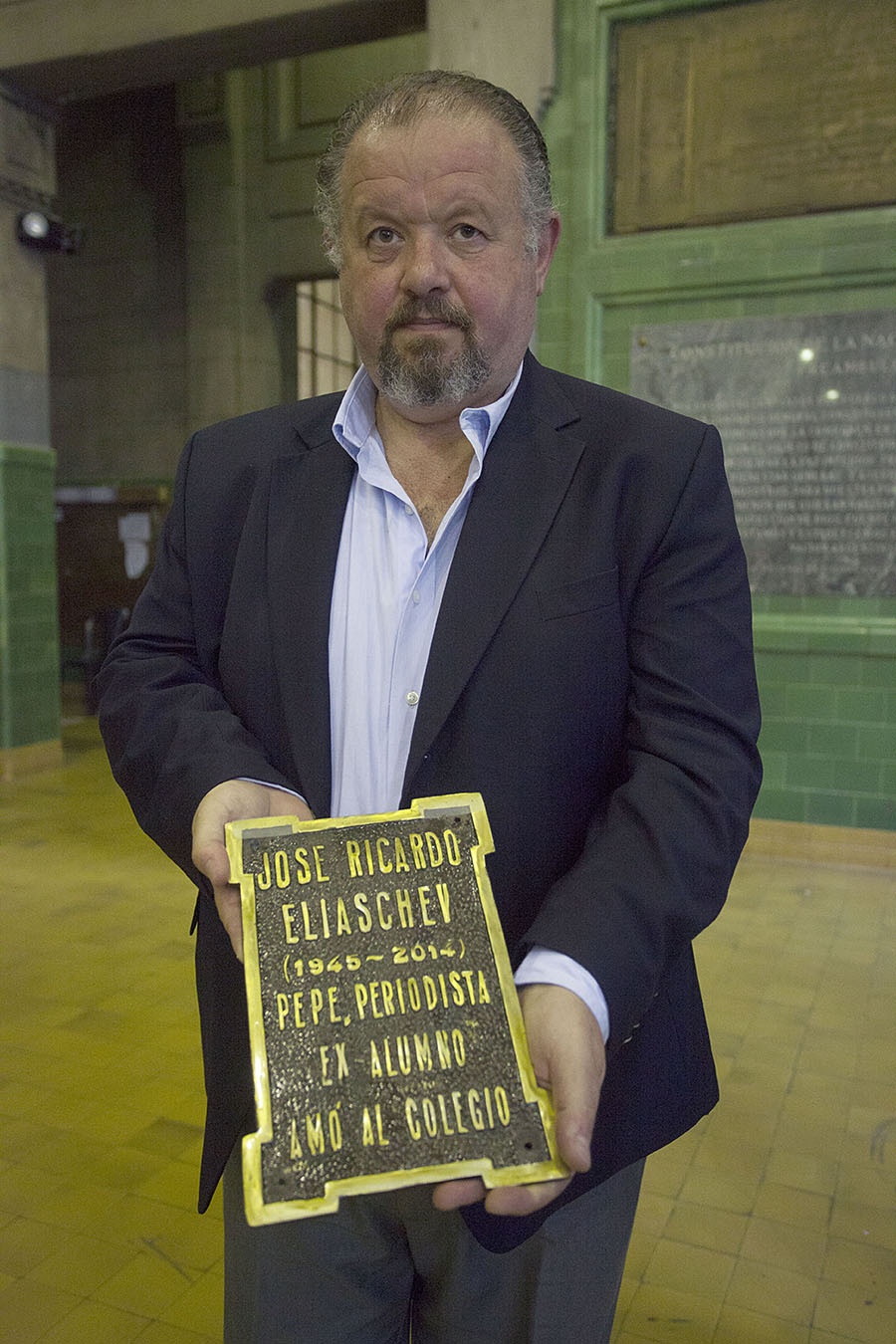 Gustavo Zorzoli, Rector del CNBA, con la placa.